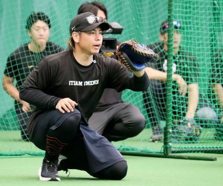 　自主トレで汗を流す阪神・梅野＝沖縄県宜野座村