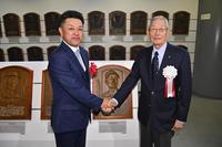 　権藤博氏（右）に野球殿堂入りを祝福される谷繁元信氏（代表撮影）