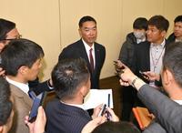 　囲み会見で報道陣の質問に答える阿部監督（中央）＝撮影・西岡正