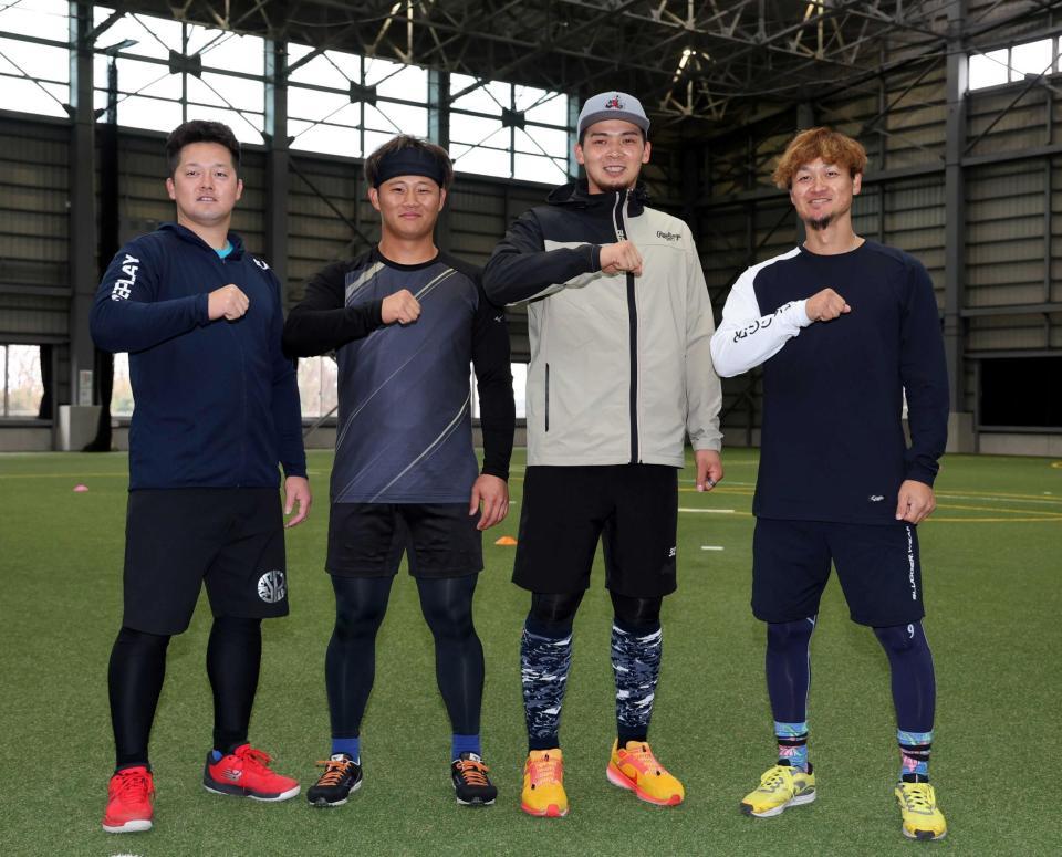　ポーズを決める（左から）ＤｅＮＡ・牧、益子、阪神・井上、ＤｅＮＡ・大和