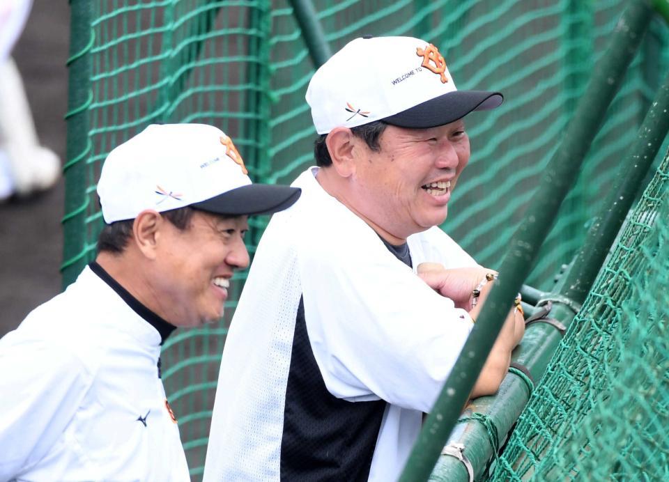 　原監督（左）と並んで打撃練習を見る大久保コーチ＝２２年１０月