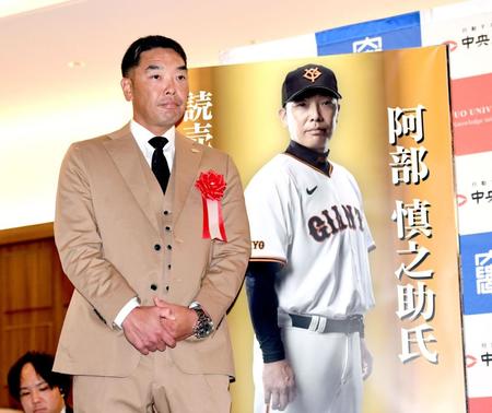 　ステージに立つ阿部監督（撮影・佐藤厚）