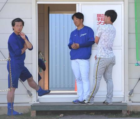 　試合前、横浜高校の先輩の（左から）涌井、柳と話す伊藤将＝２３年２月