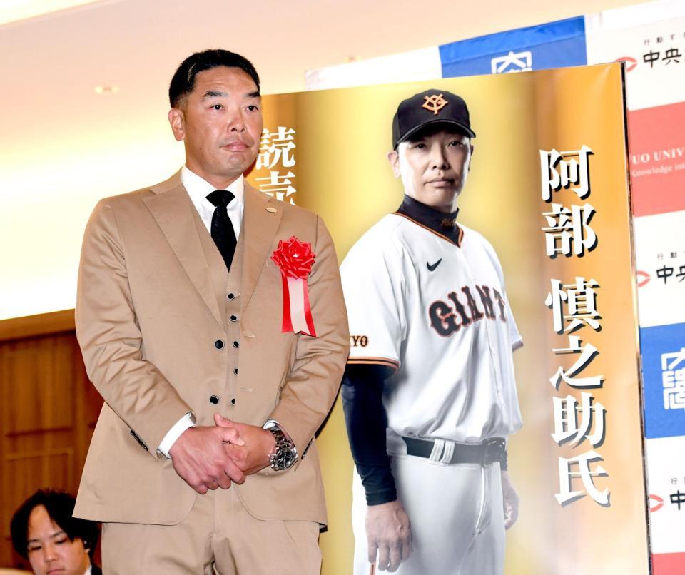 　ステージに立つ阿部監督（撮影・佐藤厚）