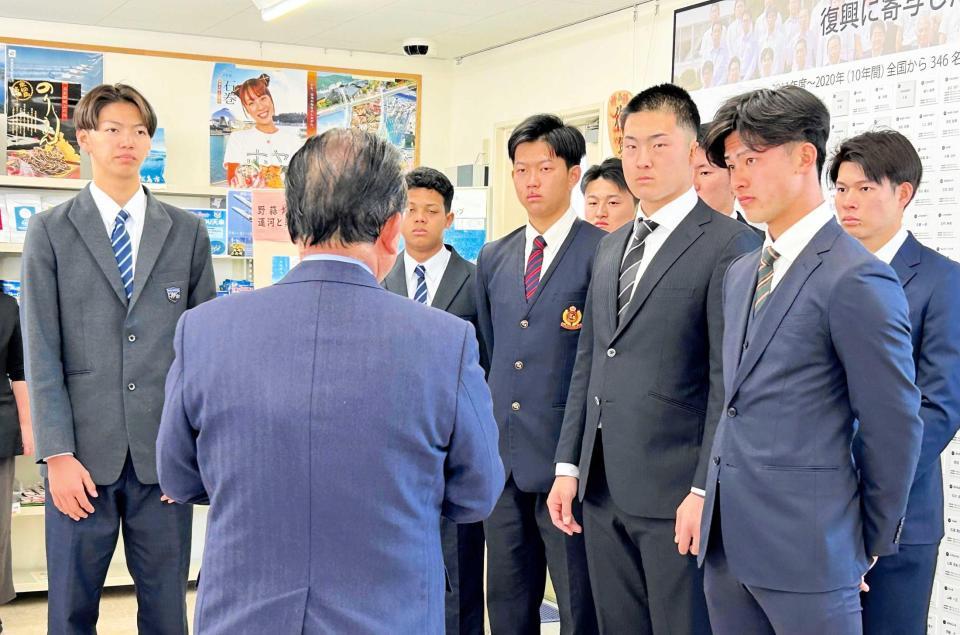 　渥美市長の話に耳を傾ける大内（左端）ら新人選手たち