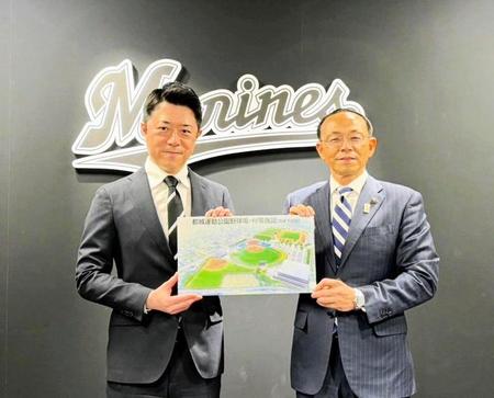　合同記者会見に出席した高坂球団社長（左）と都城市長（右）