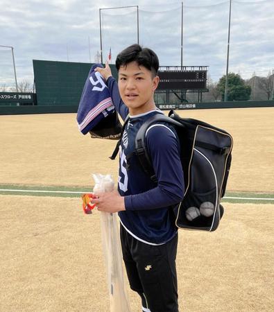 　バックスクリーン後方に設置されたボード最上部に驚愕（きょうがく）弾を放ち、そこを指さすドラフト４位・鈴木