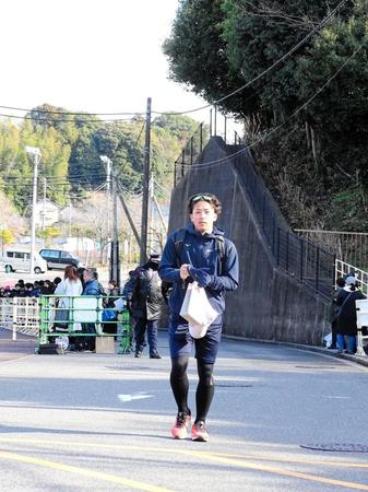 　自主トレを終えて引き上げるドラ１の細野