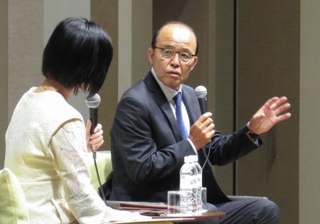 　関西プレスクラブの会合で対談する阪神・岡田監督＝２４日、大阪市