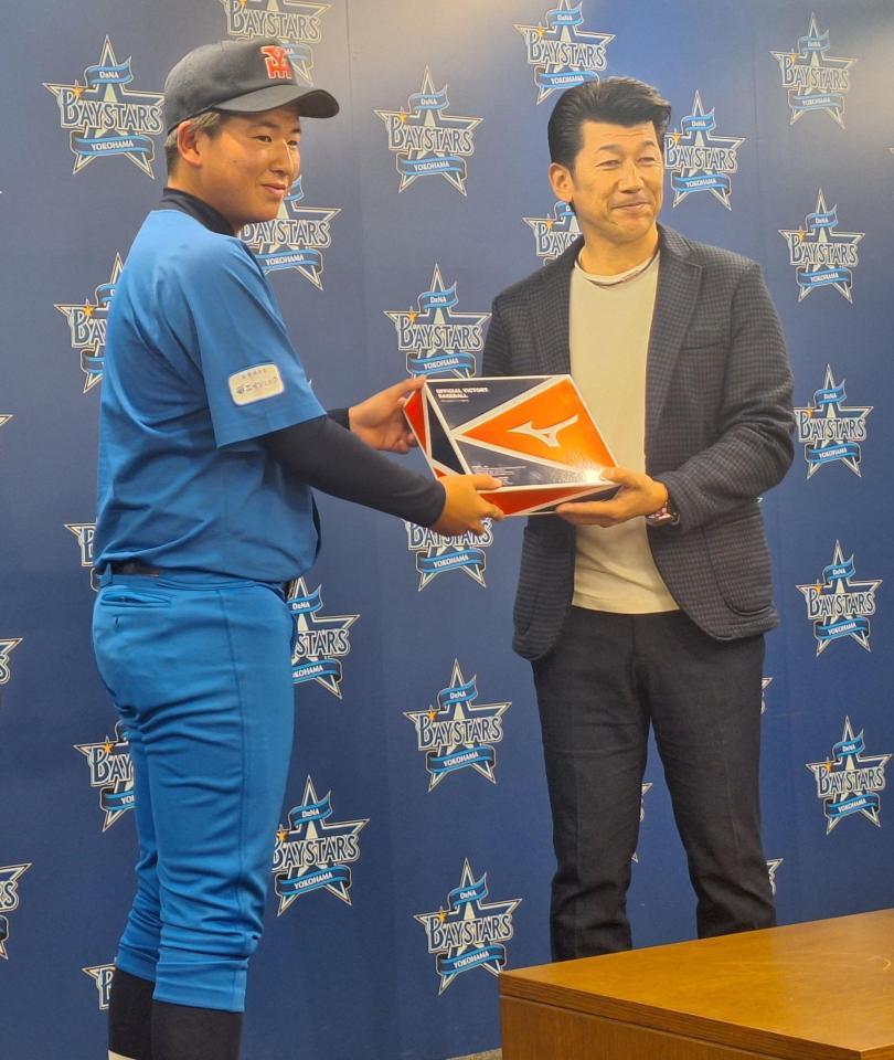 　ボールを寄贈する三浦監督（右）