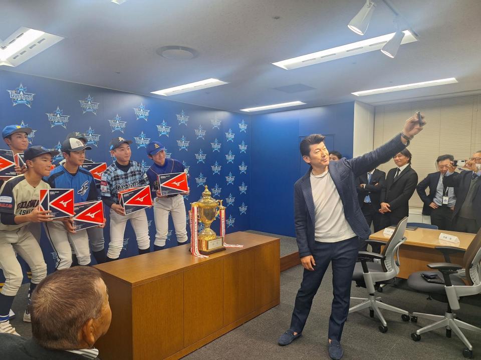 　自撮り写真を撮影する三浦監督