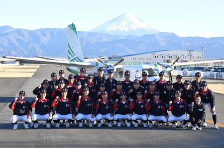 　山梨の系列校の滑走路上で富士山を背に歓喜する日本航空石川ナイン（撮影・出月俊成）