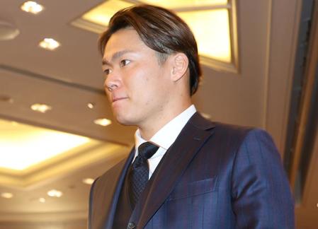 「なぜか泣けるほど嬉しい」山本由伸がラオウの膝にちょこんで満面笑み　オリ戦士主催の送別会「最高なチームメートに感謝です」