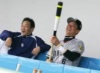 　２００６年７月、オールスター第２戦で中日・落合監督（左）と談笑する阪神・金本