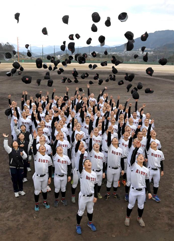 　センバツ出場が決まり喜びを表現する広陵ナイン（撮影・市尻達拡）