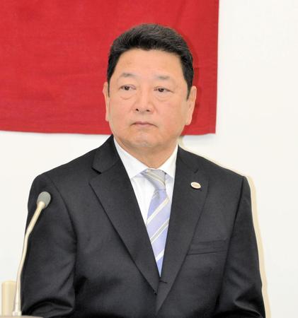 　ケラーの入団会見に同席した吉村編成本部長