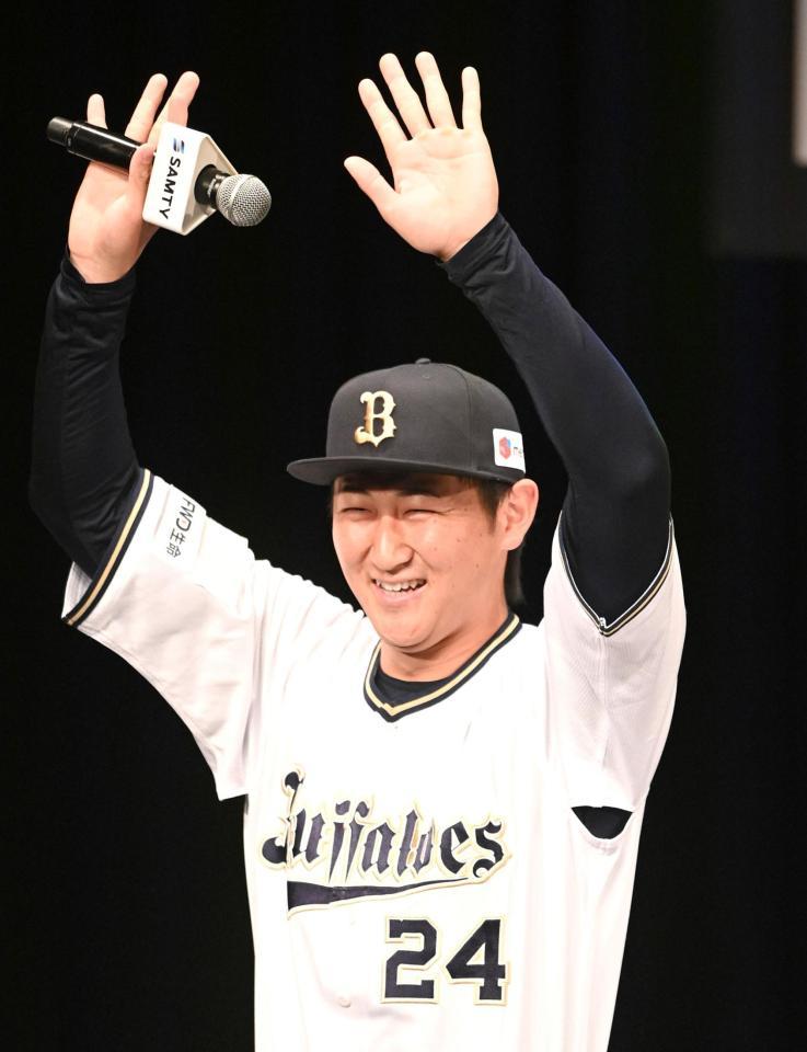 　選手ファンミーティングで手を振るオリックス・紅林弘太郎（撮影・北村雅宏）