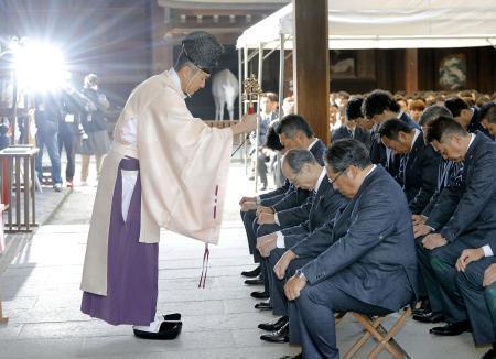 　筥崎宮で必勝祈願をするソフトバンク・王球団会長（手前から２人目）ら＝３０日、福岡市