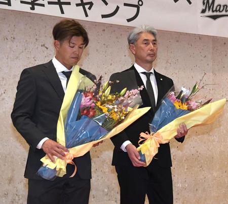 　歓迎セレモニーで花束を受け取った吉井監督（右）と中村奨（撮影・棚橋慶太）