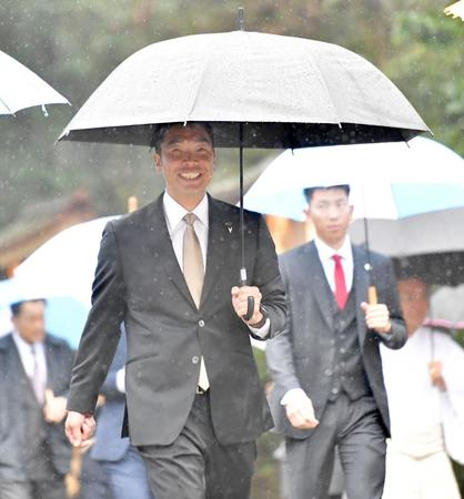 　雨の中、笑顔で参拝に向かう阿部監督（撮影・西岡正）