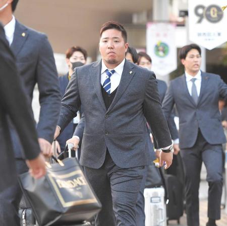 　宮崎に到着し、選手バスに向かう山川（撮影・高部洋祐）