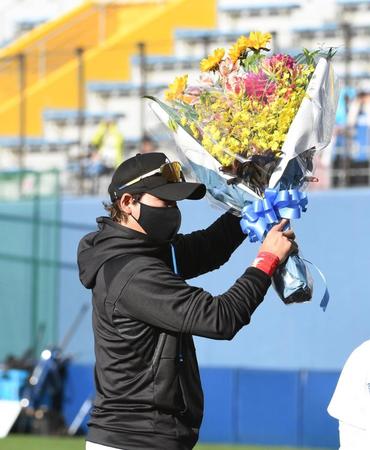 　花束を受け取る新庄監督（撮影・佐々木彰尚）