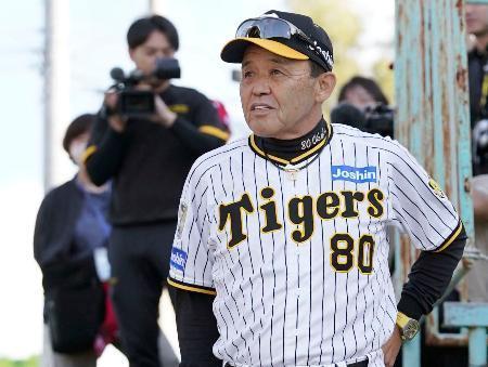 　プロ野球キャンプ初日、球場に向かう阪神・岡田監督＝１日、沖縄県宜野座村