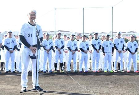 　セレモニーであいさつする吉井監督（撮影・棚橋慶太）