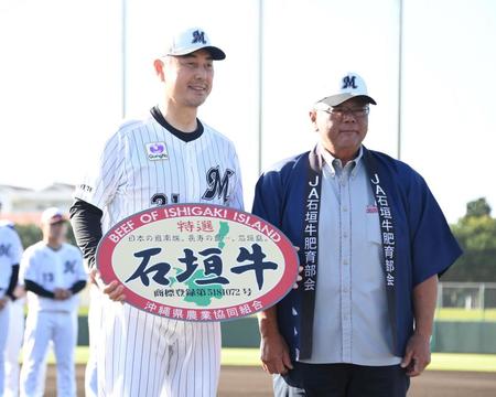 　石垣牛を贈呈され笑顔の吉井監督（左）＝撮影・棚橋慶太