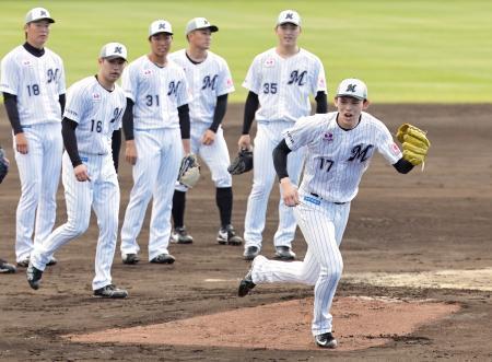 　投内連係の練習をするロッテ・佐々木（右端）＝石垣