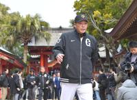 　参拝を終えて球場に向かう阿部監督（撮影・西岡正）