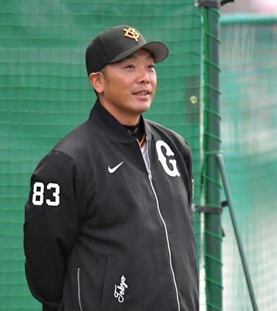 　ブルペンで投手陣のピッチングを見守る阿部監督（撮影・西岡正）