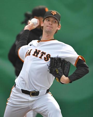 　ブルペン入りし、投球するケラー（撮影・西岡正）