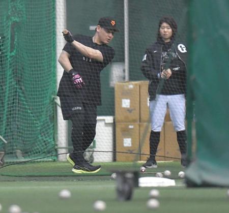　早出練習に参加する丸（撮影・西岡正）