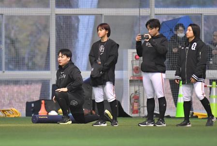 　早出練習に参加する丸（左）＝撮影・西岡正