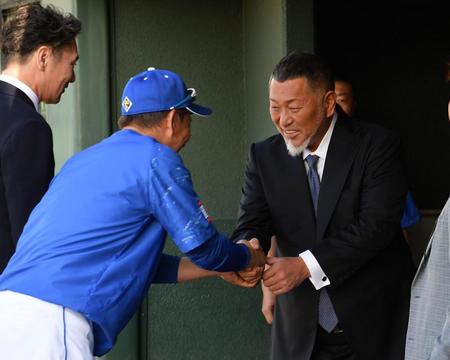 　キャンプ地を訪れ立浪監督（左手前）と握手を交わす清原和博氏。左端は元木大介氏（撮影・開出牧）