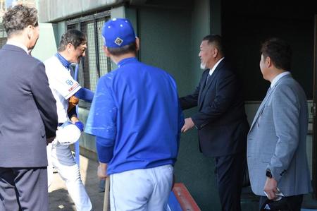 　キャンプ地を訪れ片岡ヘッドコーチ（左後方）らと握手を交わす清原和博氏（右から２人目）。左手前から持木大介氏、立浪監督、野村弘樹氏（撮影・開出牧）