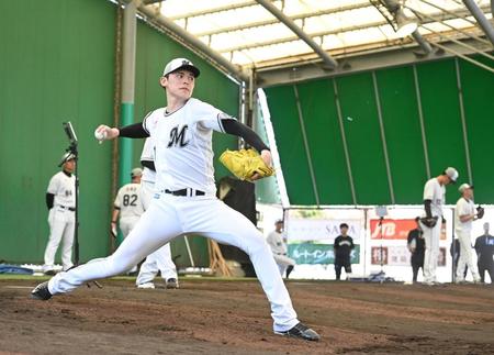 　ブルペンで投げ込む佐々木（撮影・棚橋慶太）