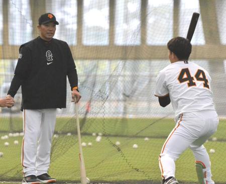 　ドラフト３位・佐々木を密着指導する阿部監督