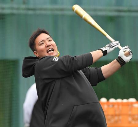 　ロングティーで快音を響かせる山川（撮影・高部洋祐）