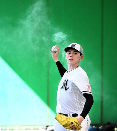 　ブルペンで投げ込む佐々木（撮影・棚橋慶太）