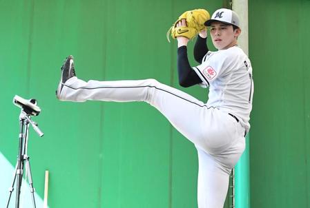 　ブルペンで投げ込む佐々木（撮影・棚橋慶太）