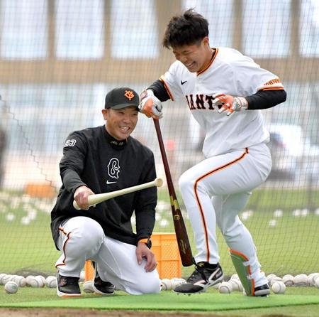 　阿部監督（左）の厳しい打撃指導に耐えかね、こけそうになる佐々木（撮影・西岡正）