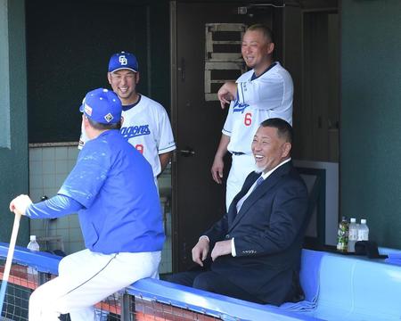 　キャンプ地を訪れ中田翔（右）らと談笑する清原和博氏（右手前）。左手前から立浪監督、中島（撮影・開出牧）