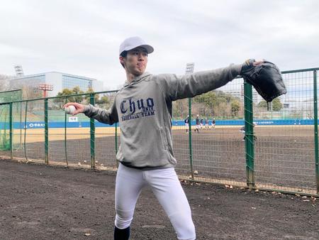 　兄・朗希から譲り受けたグラブでキャッチボールする佐々木怜希