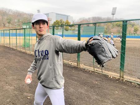 　兄・朗希から譲り受けたグラブでキャッチボールする佐々木怜希