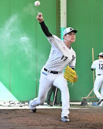 　ブルペンで投球練習する佐々木