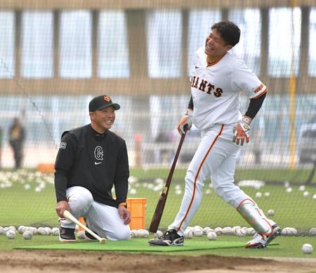 　阿部監督（左）の厳しい打撃指導に耐えかね、こけそうになる佐々木（撮影・西岡正）