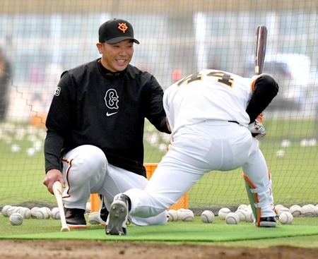 　笑顔を浮かべて、佐々木（右）に厳しく指導する阿部監督（撮影・西岡正）