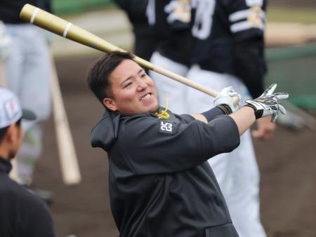　屋外でロングティー打撃をするソフトバンク・山川＝宮崎